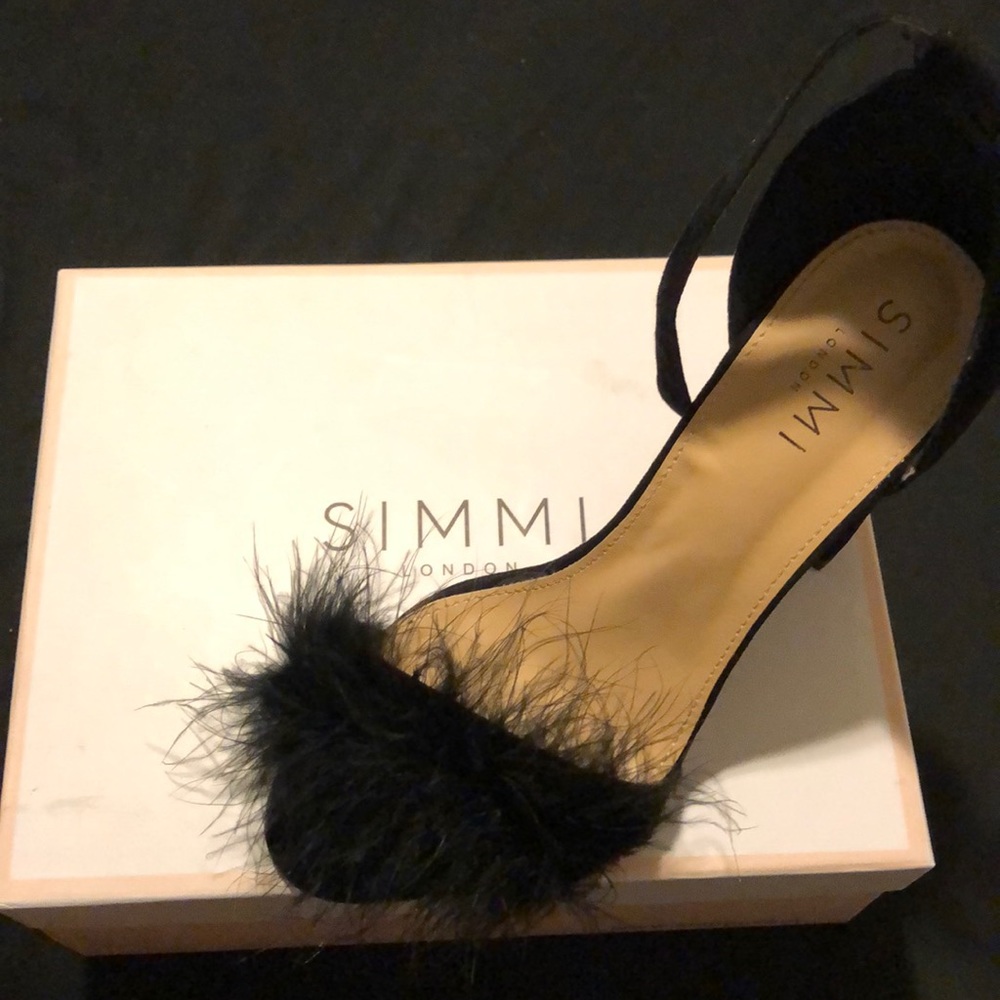 Black pumps